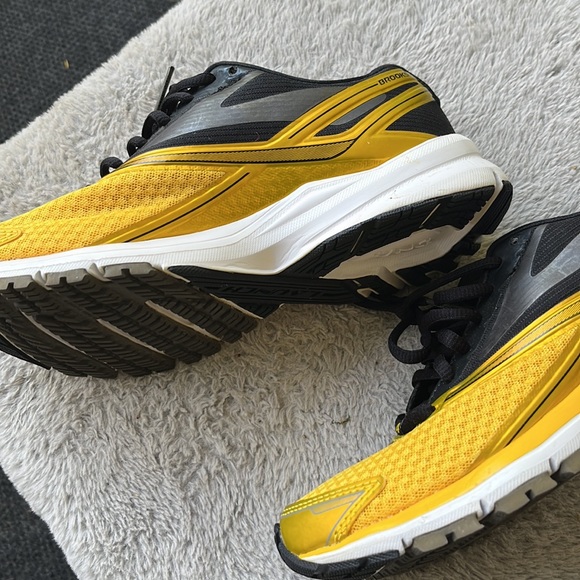 Brooks Launch 4 Sneakers - Picture 3 of 5